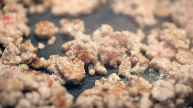 Hackfleisch wird im Februar 2005 in einer Bratpfanne angebraten.