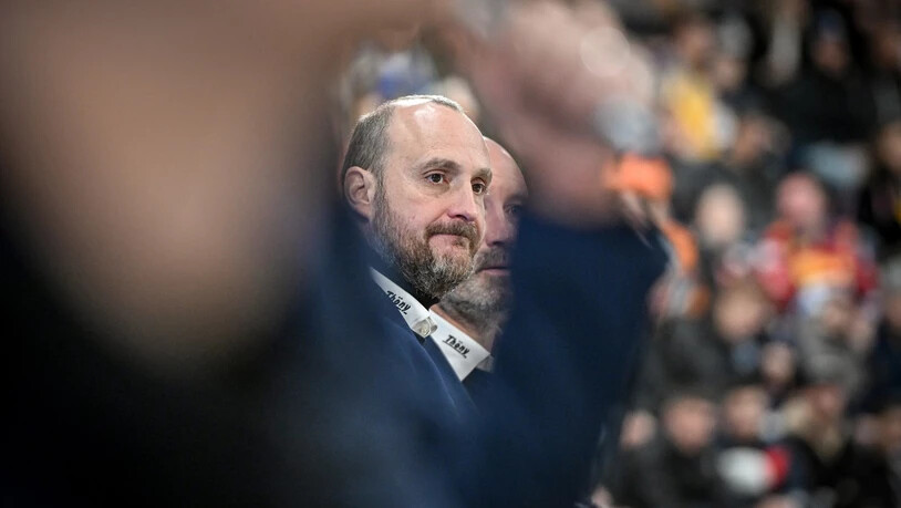 Kein Grund zum Lachen: Christian Wohlwend ist per sofort nicht mehr Trainer des HC Davos.