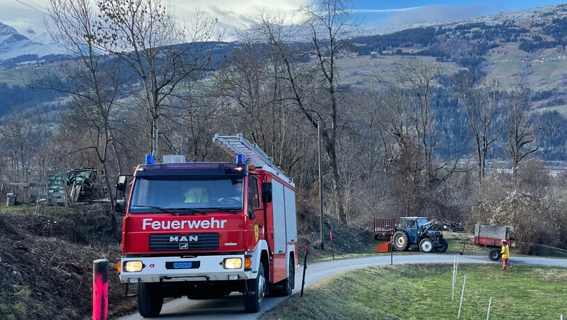 Im Einsatz: Am Donnerstagmorgen wurde die Feuerwehr zu einem Brand in Almens aufgeboten. 