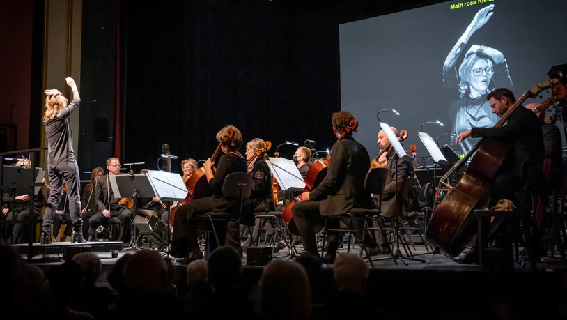 Barbara Hannigan im Theater Chur: Die kanadische Sängerin und Dirigentin interpretiert mit dem Musikkollegium Winterthur Francis Poulencs Mono-Oper «La voix humaine».