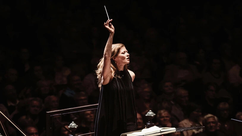 Passt in kein gängiges Raster: Die kanadische Musikerin Barbara Hannigan dirigiert, singt, spielt und inszeniert Francis Poulenc im Theater Chur.