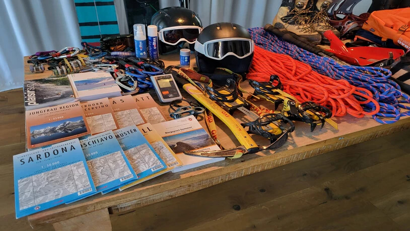 Grosse Auswahl: Am ersten Bergflohmarkt Graubündens können Bücher, Karten und Zubehör wie Skihelme, Wanderschuhe oder Kletterseile gekauft werden.