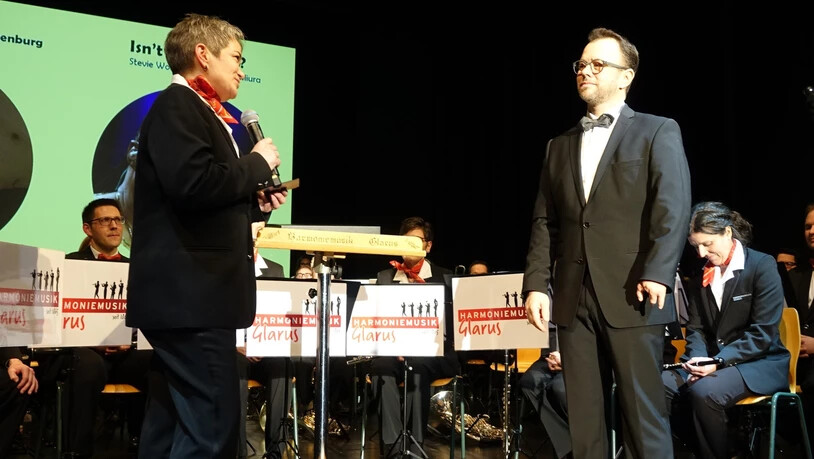 Zum letzten Mal: Nach den zwei Aufführungen des Jahreskonzerts kehrt Dirigent Dominic Uehli der Harmoniemusik Glarus den Rücken.