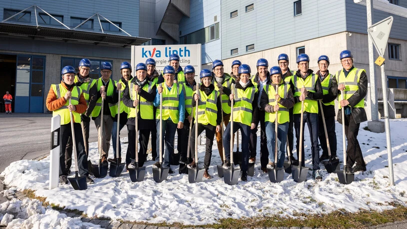 Zum Auftakt: Die Beteiligten rund um das Projekt «KVA Linth 2025» formieren sich mit dem eigens beschrifteten Spaten vor der Kehrichtverbrennungsanlage in Niederurnen zum Erinnerungsfoto.