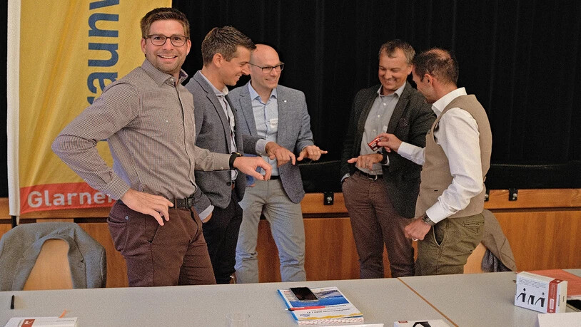 Blick in eine neue Richtung: Im Oktober 2021 hat André Huser (links) beim Neustart mit dem neuen Verwaltungsrat einen Schnupf genommen, jetzt nimmt er Abschied.