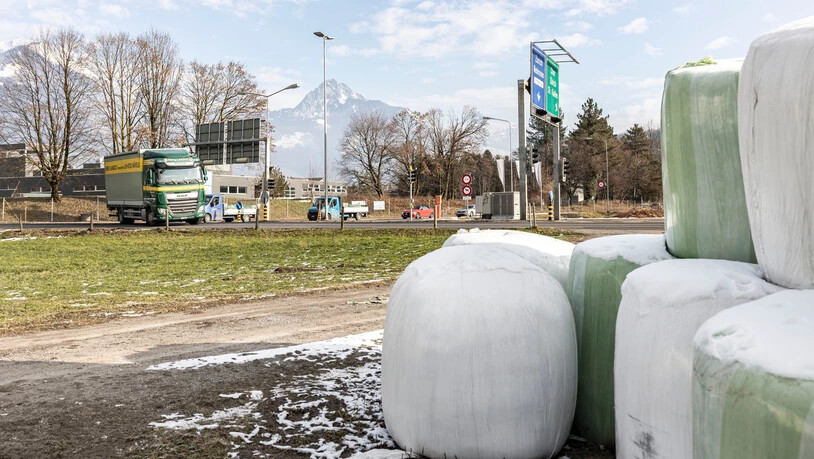 Baumaschinen kommen nicht vor 2030: Die Umfahrung Näfels wird beim Lichtsignal dem Tankgraben entlang geplant.