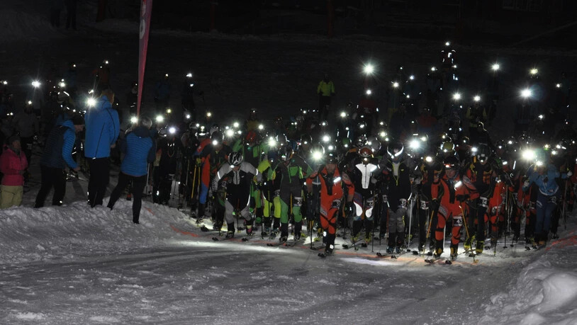 Wie Glühwürmchen: Der Massenstart in Elm ist am Munggä-Run jedes Jahr ein Highlight. 