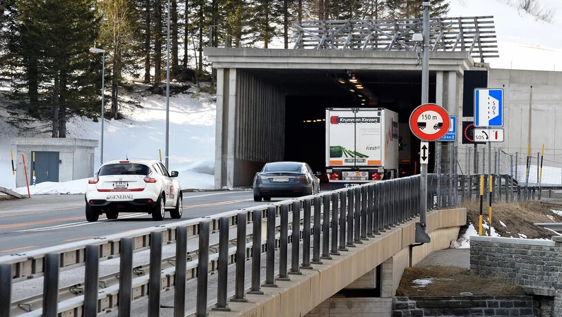 Das Gesetz schreibt es vor: Autofahrerinnen und Autofahrer müssen immer ausreichend Abstand halten, sodass sie auch bei überraschendem Bremsen des voranfahrenden Fahrzeugs rechtzeitig anhalten können. 