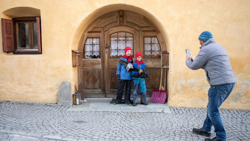 Buntes Treiben: Am 1. März wird an vielen Orten in Graubünden traditionell der Winter vertrieben – und zwar am Chalandamarz.