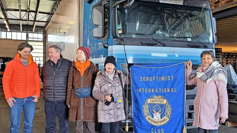 Mit wehenden Flaggen: Vertreter der Firma Heussi und von Soroptimist Glarnerland schicken die Hilfslieferung los.