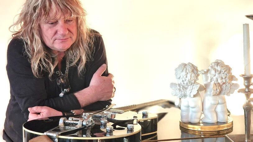 Der Gitarrist und seine Gitarre: Leo Leoni freut sich auf das Konzert auf dem Zaunplatz in Glarus.