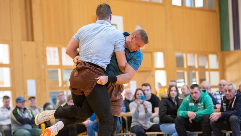 Eidgenossen-Duell in Niederurnen: Roger Rychen (rechts) versucht gegen Adrian Walther alles, der Berner behält das bessere Ende aber für sich.