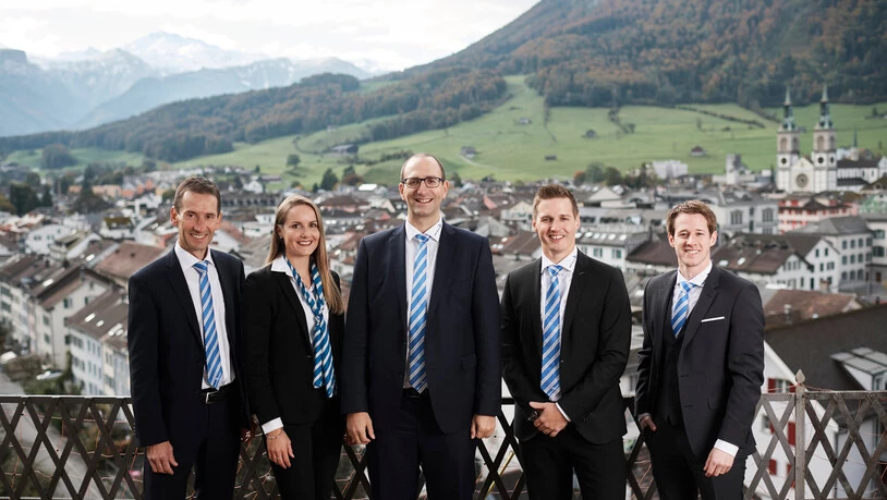 Geschäftsleitung und Kader mit Martin Rhyner (von links), Saskia Luchsinger, Roman Elmer, Andreas Waldvogel und Mike Baumann posieren auf dem Bürgli mit Glarus im Rücken und den Bergen von Glarus Süd im Hintergrund.