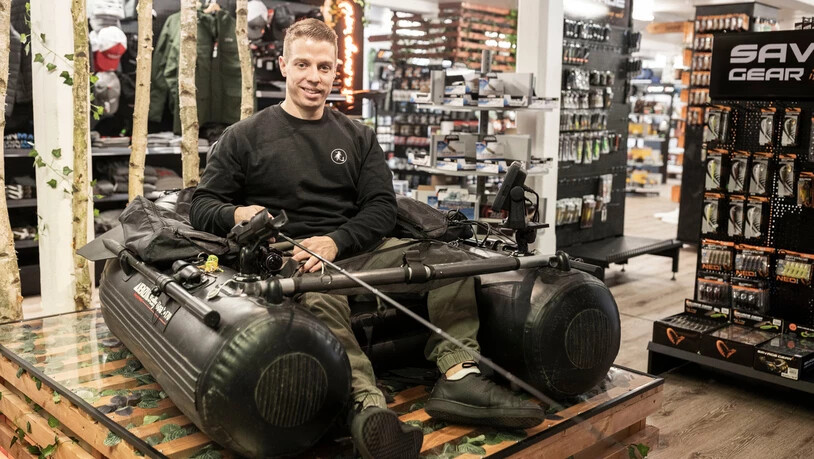 Fischen ist seine Leidenschaft: Marc Bossart demonstriert ein Belly Boat, ein aufblasbares Gummiboot zum Fischen auf dem See. 