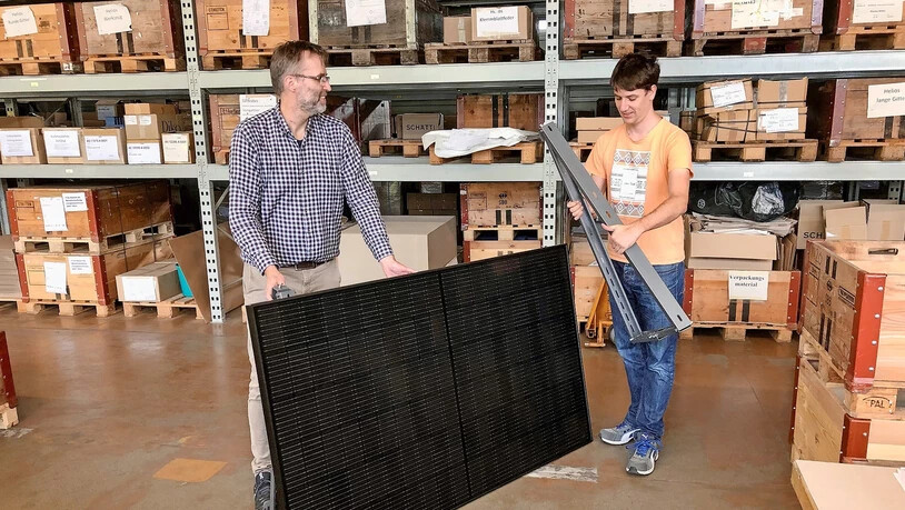 Einsatz für die Sonnenkraft: Der Verein Klima Glarus hat mit der Metallwarenfabrik Schätti schon günstige Solarpanels verkauft (Bild) – jetzt organisiert er Kurse, in denen man lernt, seine eigene Solaranlage zu bauen. 