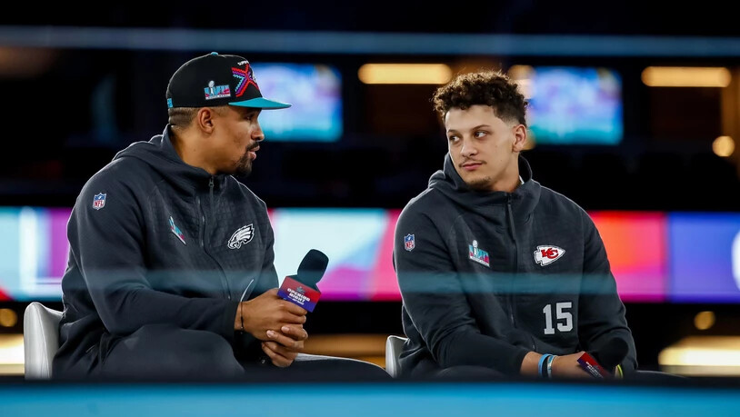 Die Quarterbacks unter sich: Jalen Hurts (links) von den Philadelphia Eagles und Patrick Mahomes von den Kansas City Chiefs am Eröffnungsevent zum 57. Super Bowl.