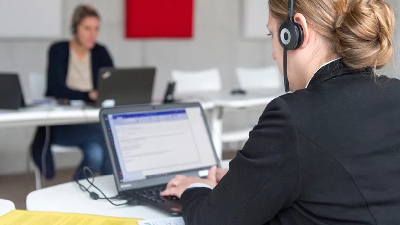 Eingespanntes Team: Die Steuerexpertinnen Sabrina Bundi und Corinne Müller-Demont beraten Leserinnen und Leser telefonisch vom Medienhaus der Somedia in Chur aus. 