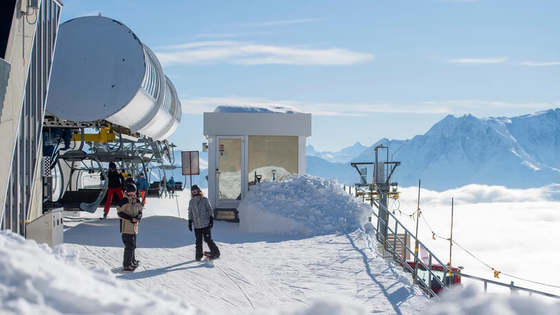 Viele Schneesportbegeisterte auf den Bündner Pisten: Der zusätzliche Schneefall hat den Destinationen geholfen, mehr Gäste anzulocken.