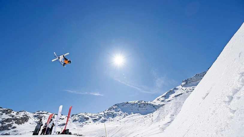 Flugshow auf dem Corvatsch: Giulia Tanno verblüfft das Publikum beim Weltcupfinal in Silvaplana mit stylischen Sprüngen.