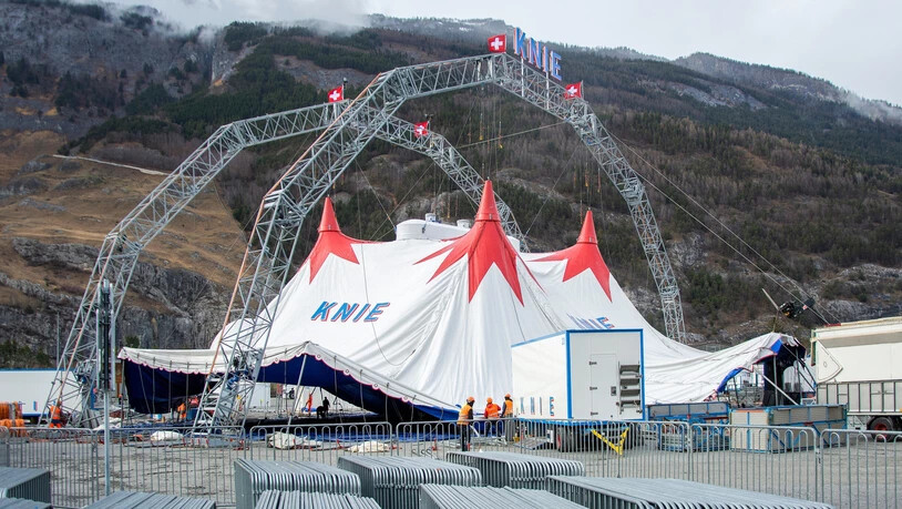 Ein Zelt wächst in die Höhe: Ab Freitag bietet der Nationalzirkus Knie auch vieles für Familien.

