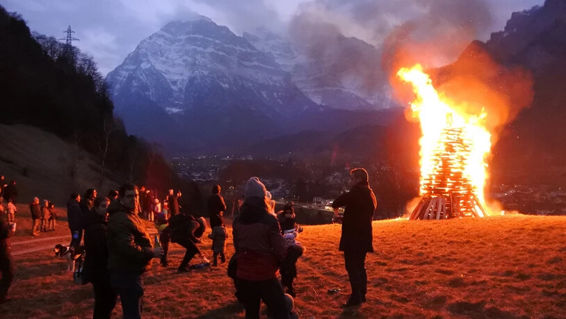 Fridolinstag: Am Montag haben wieder im ganzen Kanton die «Fridlisfüür» gebrannt, so wie hier in Netstal ….