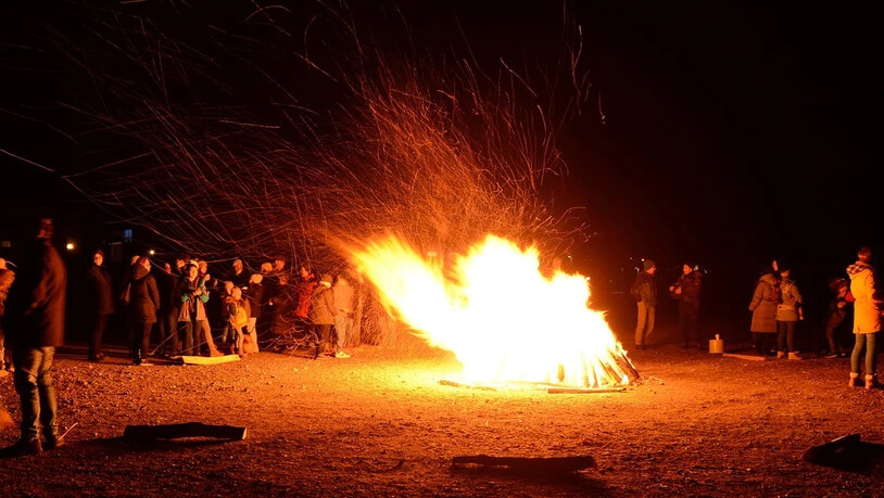 … rund 200 Menschen wohnten beim ehemaligen Röhrenlagerplatz der Eternit dem feurigen Schauspiel bei.