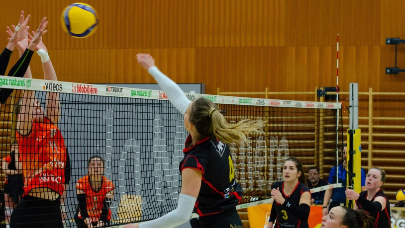  Tina Lenzinger (Nummer 4) muss sich gegen den Neuenburger Block durchsetzen.