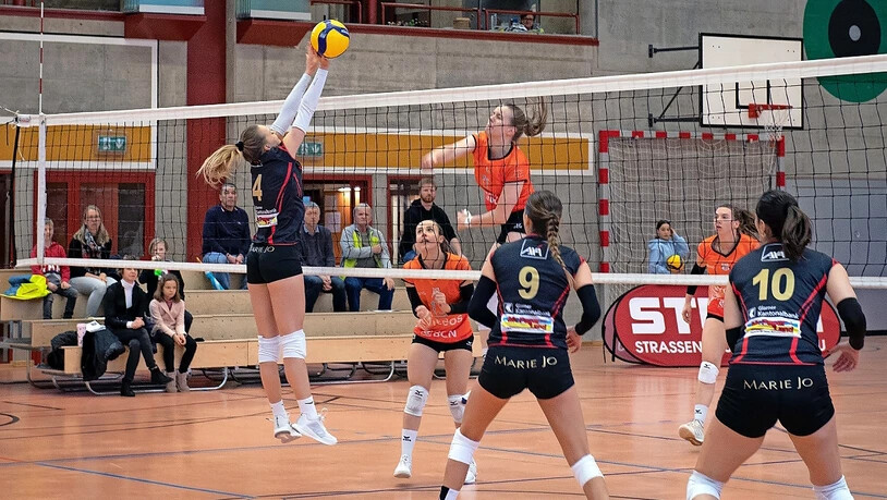 Zur Stelle: Glaronia-Captain Tina Lenzinger stellt einen perfekten Block.