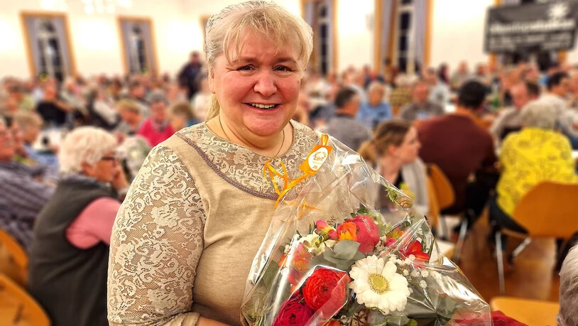 Die neue Jassmeisterin: Die Weesnerin Elke Aliesch freut sich über den Sieg und das gewonnene E-Bike.