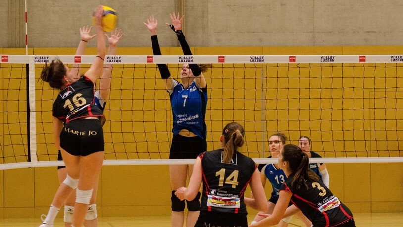 Lichtblick: Soley Schoop (Nummer 16) zeigt, hier beobachtet von Ewelina Brzezinska (14) und Lea Werfeli (3), einen erfrischenden Auftritt.