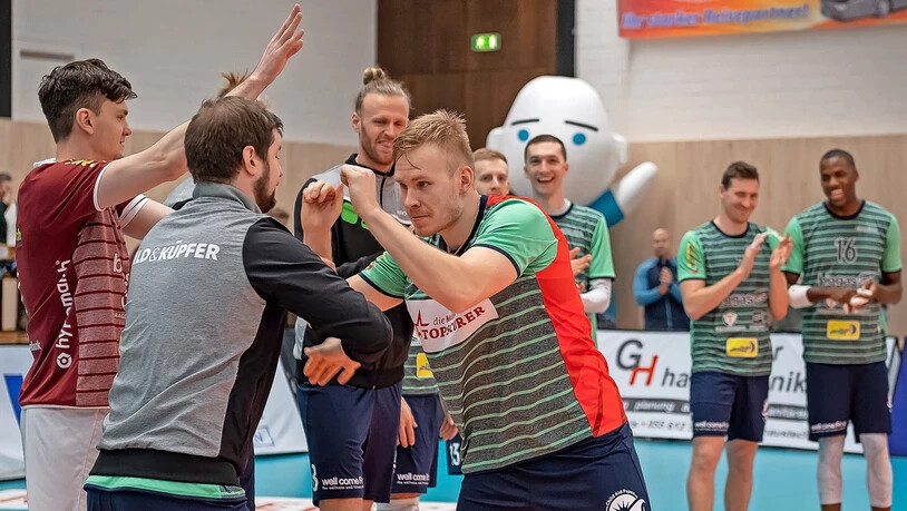 Spieler der Partie: Antti Ropponen (rechts) nimmt die Gratulationen von Marco Gygli und seinen Teamkollegen entgegen.
