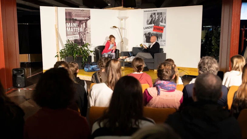 Szene drei: Herr und Frau Heer sitzen in der Stube. Der Lehrer liest Bücher über den Nationalsozialismus. Er möchte mit seiner Klasse ein Experiment machen.