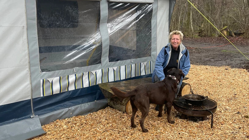 Seit zwei Wochen vor Ort: Renate Hammers und Hund Lappi vor ihrem Wohnmobil am Campingplatz Gäsi.