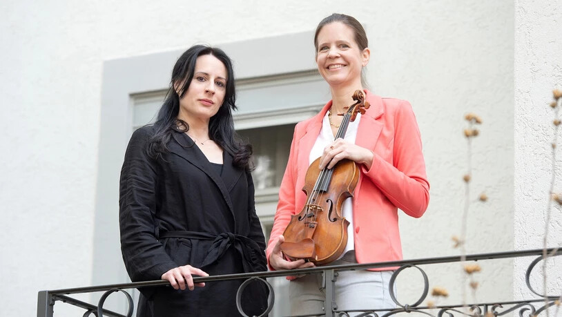 Sehen gespannt den Festivaltagen der kommenden Woche entgegen: Dramaturgin Martina Mutzner und Violinvirtuosin Simone Zgraggen (von links) auf dem Balkon der Churer Geschäftsstelle der Kammerphilharmonie Graubünden. 