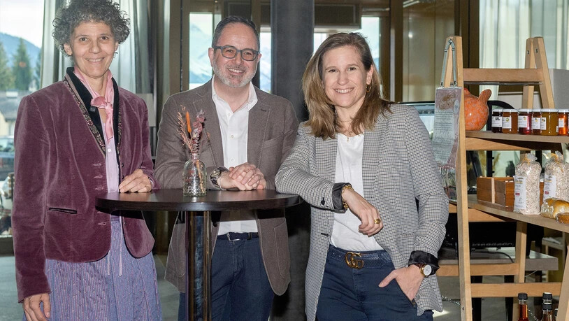 Geschäftsführerin Alpinavera Jasmine Said Bucher, Direktor von Polo Poschiavo Cassiano Luminati und Geschäftsführerin Graubünden Viva Leonie Liesch bei der Abschlussveranstaltung des Projekts «Esskulturerbe, Wertschöpfungsketten und Landschaften. Lebendiges Erbe der Alpengebiete». 
