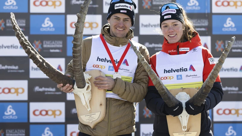 Stahlrende Sieger: Nadja Kälin und Roman Furger präenstieren am 13. März 2022 ihre Trophäen in S-chanf.