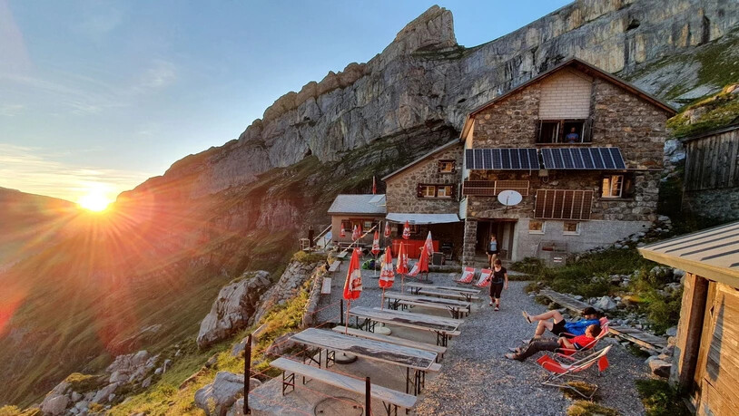 Zelt statt Bett: Die Glärnischhütte wird ab Mai umgebaut.
