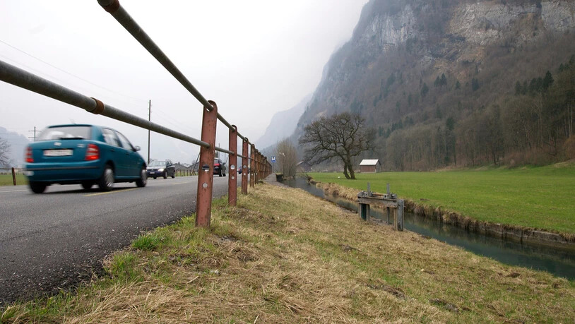 Überfahren auf der Hauptstrasse: Der Wolf kommt von der Wiggisseite her (rechts) und wird im Dunkeln auf der Hauptstrasse angefahren. Anschliessend bewegt er sich noch weiter in Richtung Linth, bevor er stirbt. 