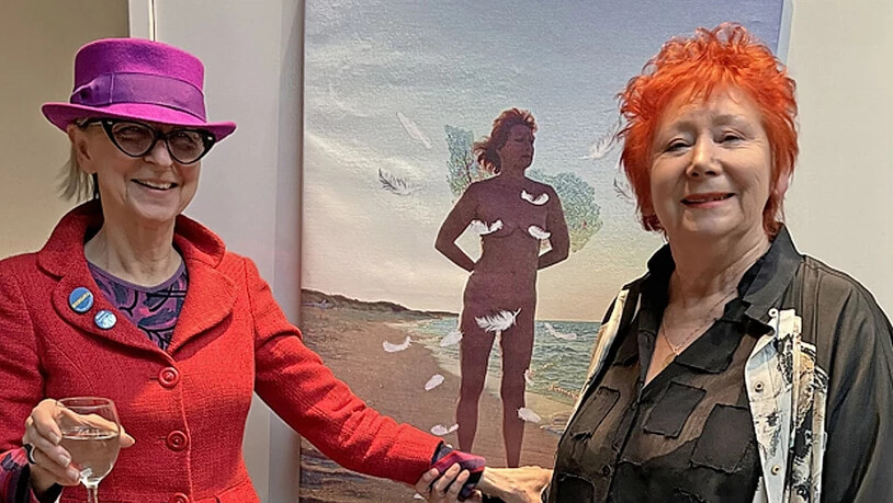 Bunte und lebensfrohe Kunst in der Landesbibliothek Glarus: Die Künstlerinnen Bettina Schröder (links) und Biggi Slongo freuen sich über die gelungene Vernissage zur Ausstellung «Viva la Vida».