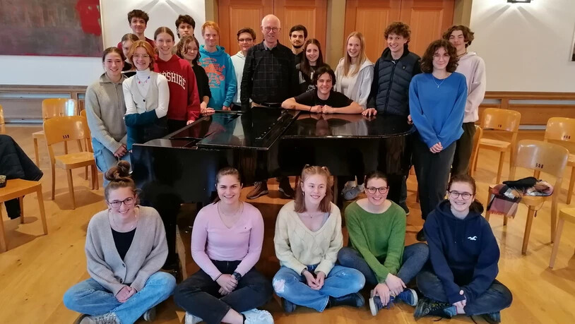 Jung und Alt treten auf: Ebenfalls tritt der Chor der Schwerpunktfachklasse Musik der Evangelischen Mittelschule Schiers am 16. April in Schiers auf.