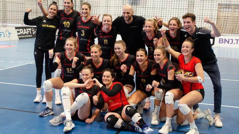 So sehen Siegerinnen aus: Die Volleyballerinnen von Glaronia feiern den Aufstieg