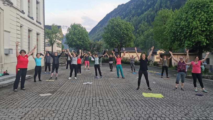 Gemeinsam aktiv vor dem Schulhaus in Engi: Auch dieses Jahr werden wieder fleissig Bewegungspunkte in Glarus Süd gesammelt.  