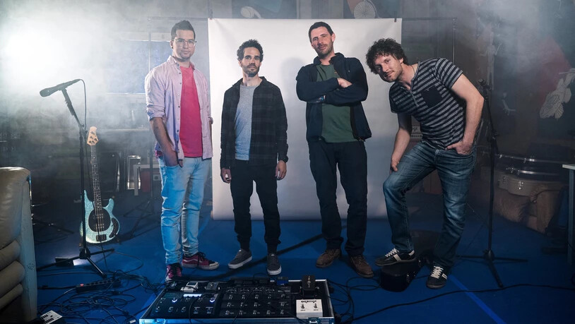 Bereit für die Plattentaufe: Andri Arpagaus, Samuel Schmid, Armin Candrian und Fabian Sgier (von links) haben als No Future zwölf neue Songs auf CD gebannt.