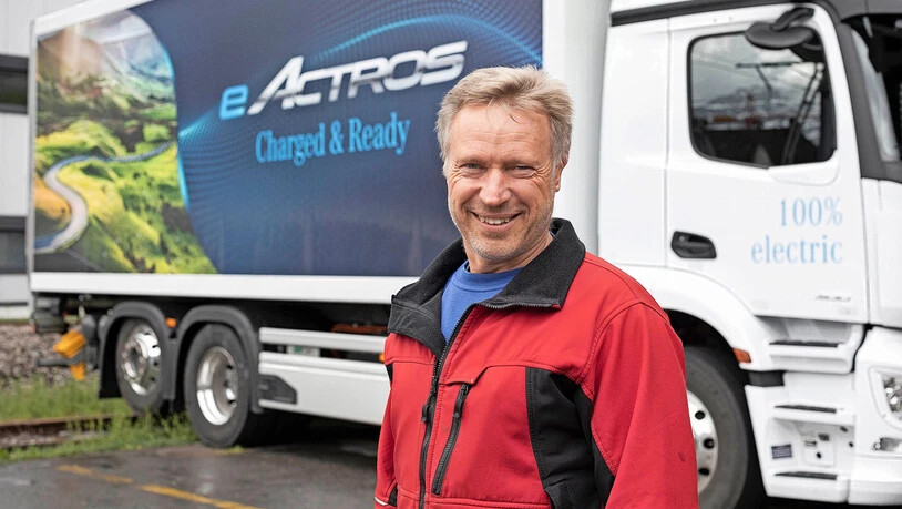 Alternativer Antrieb: Hansruedi Menzi präsentiert den elektrisch angetriebenen Test-Lastwagen, den die Gentile AG testet. 
