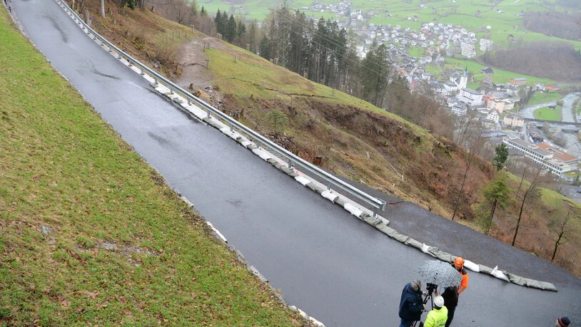 Gelände in Bewegung: Bei der Wagenrunse hat sich das Gelände am Karfreitagabend um rund einen Meter abgesenkt. Die Niderentalstrasse ist (links am Bildrand) um etwa 0,75 Meter abgesackt, der Rutschrand ist als Riss (in Bildmitte und beim Ende der Leitplanke rechts) sichtbar. 