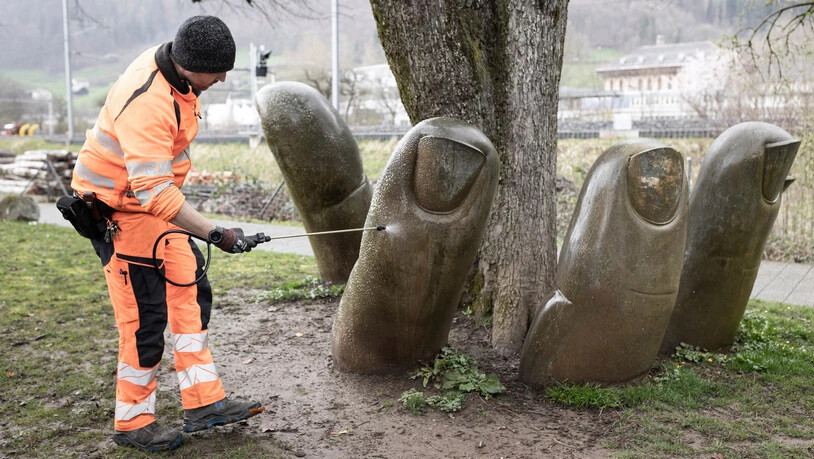Auch die Hand am Volksgarten-Weg braucht ab und zu eine Maniküre. 