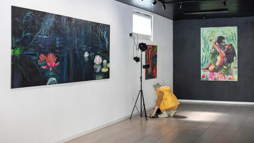 Joana Dürig richtet die Beleuchtung der Bilder ein. 