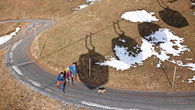 Wander- statt Skischuhe: Wenn der Schnee fehlt, erkunden die Gäste die Glarner Bergwelt zu Fuss.