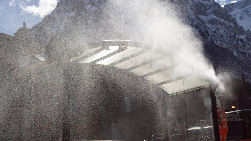 Das Buswartehäuschen im Buchholz in Glarus wird mit dem Hochdruckreiniger gründlich gereinigt.