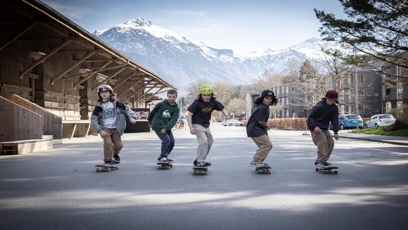 Perfektes Wetter um zu Skaten auch wenn Ende März die Berge noch ganz weiss sind. 